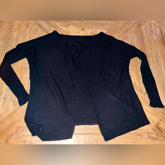 Chaser waffle texture split back casual long sleeve top - size medium in black - Picture 7 of 8